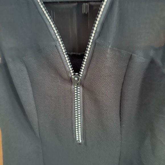 New look black zippered sleeveless top. - Picture 5 of 9